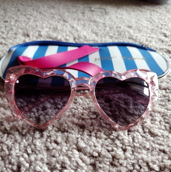 Betsey Johnson Heart Shaped Cateye Sunglasses & Beach Sandal Sunglass Holder - Picture 2 of 15